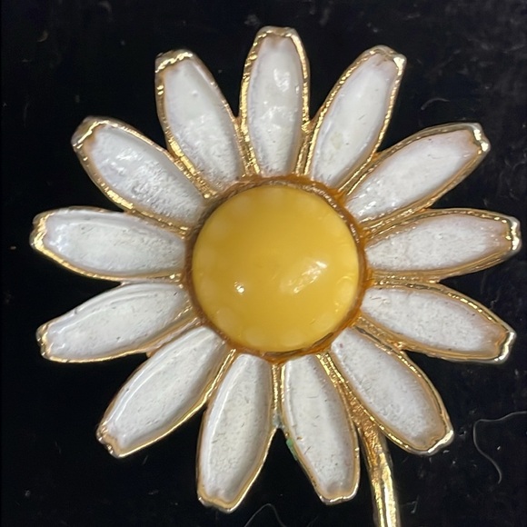 Vintage Weis Daisy Enamel Flower Brooch with Gold Accents - Picture 2 of 6